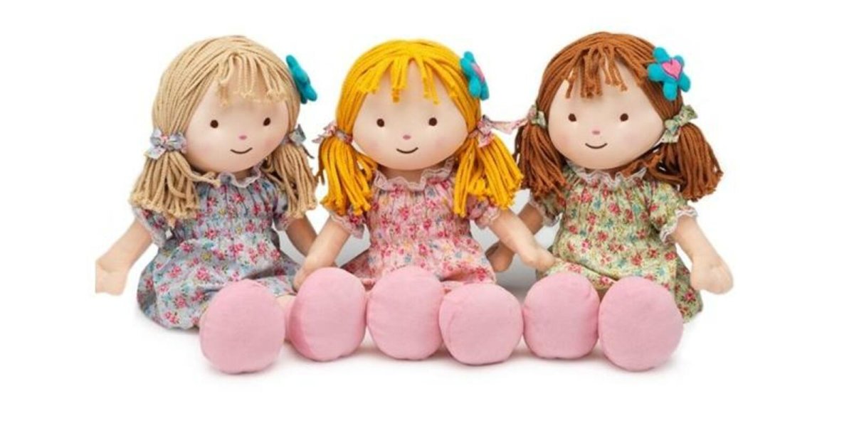 Кукла на белом фоне