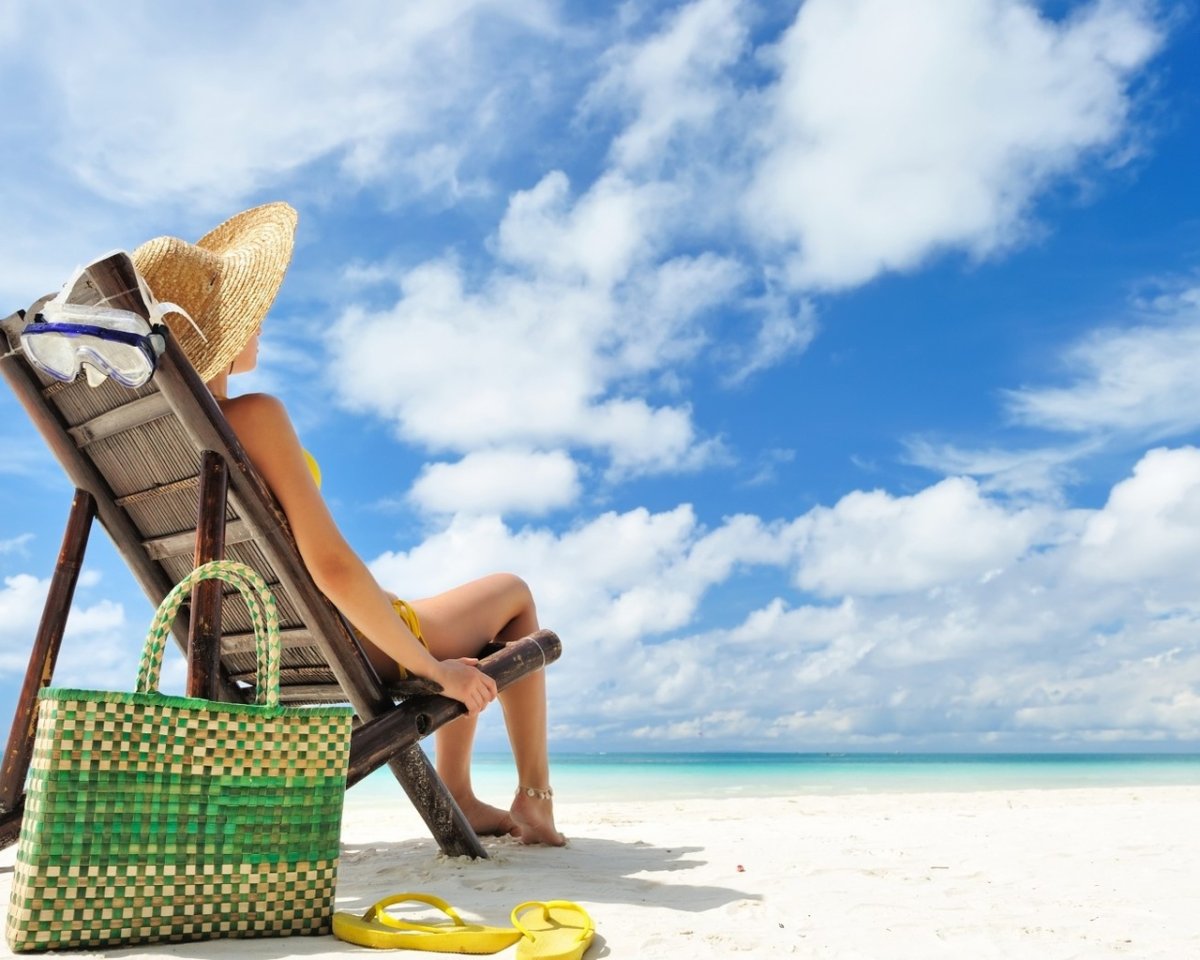 Девушка на шезлонге