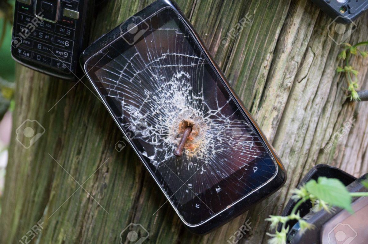 Старый сломанный смартфон