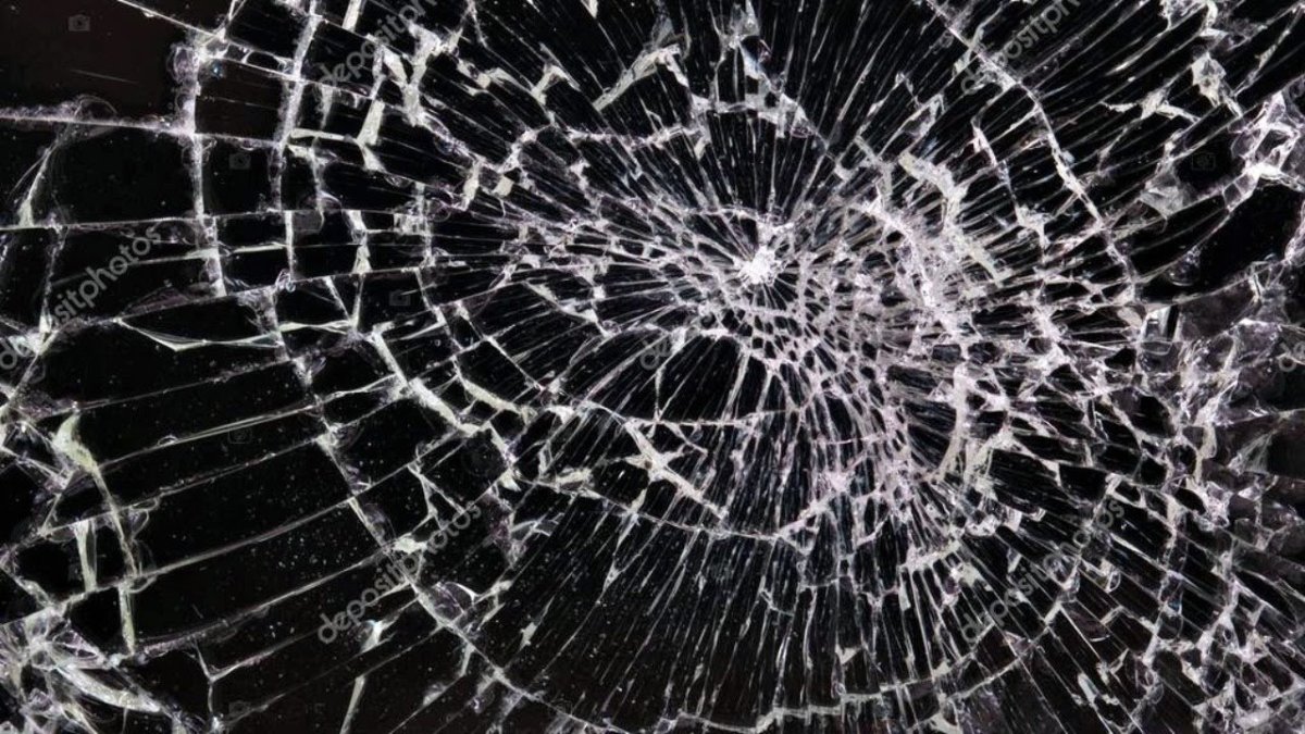 Трещины на стекле на черном фоне