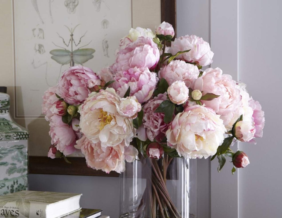 Искусственные цветы в интерьере дома