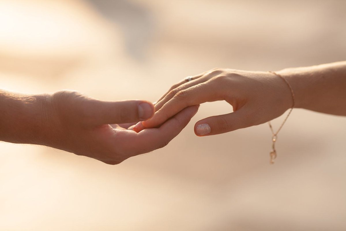 Мужская и женская рука вместе