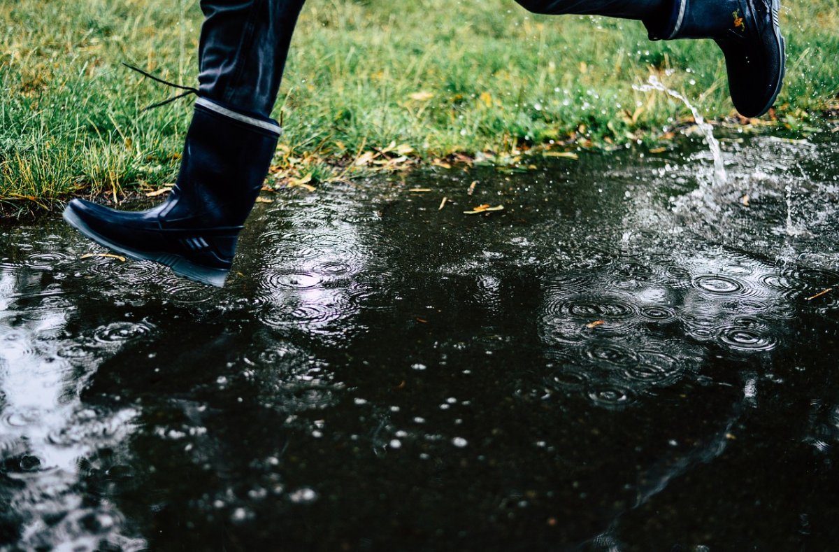 Резиновые сапоги в луже