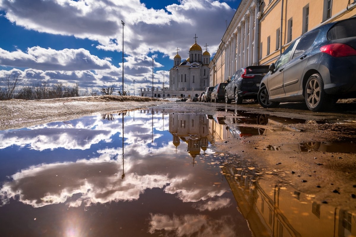 Отражение города в луже