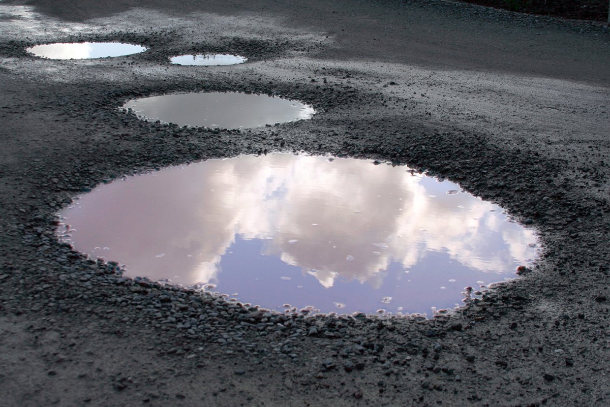 Лужа на асфальте