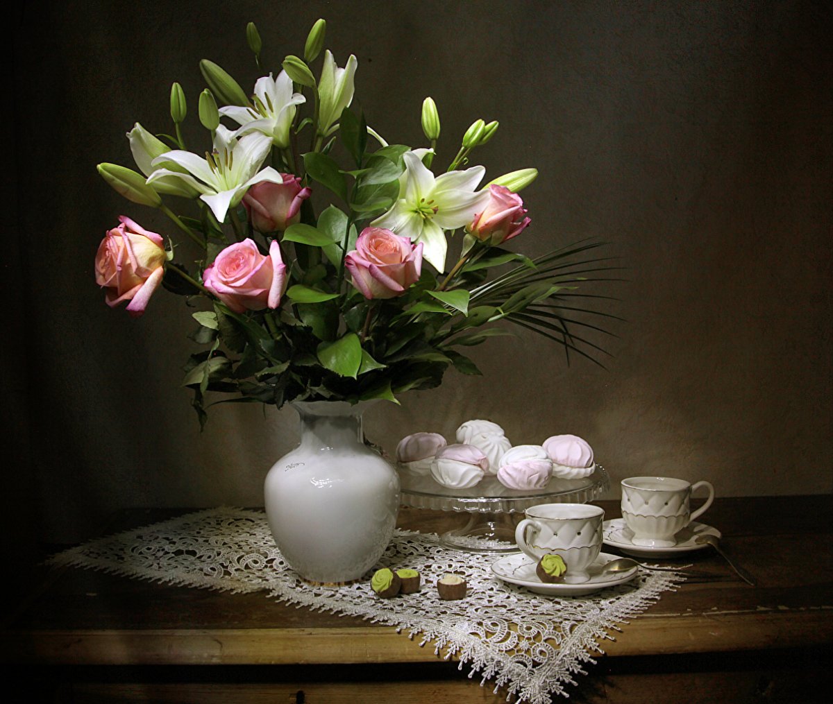 Вечерний натюрморт с цветами красивый