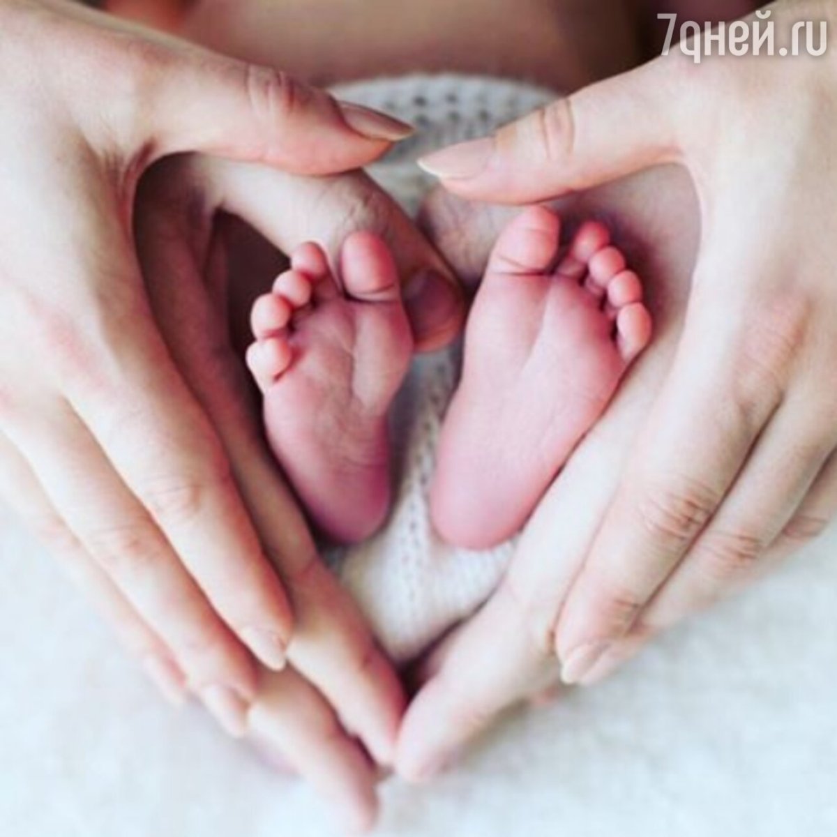 Розовый отпечаток детской ноги