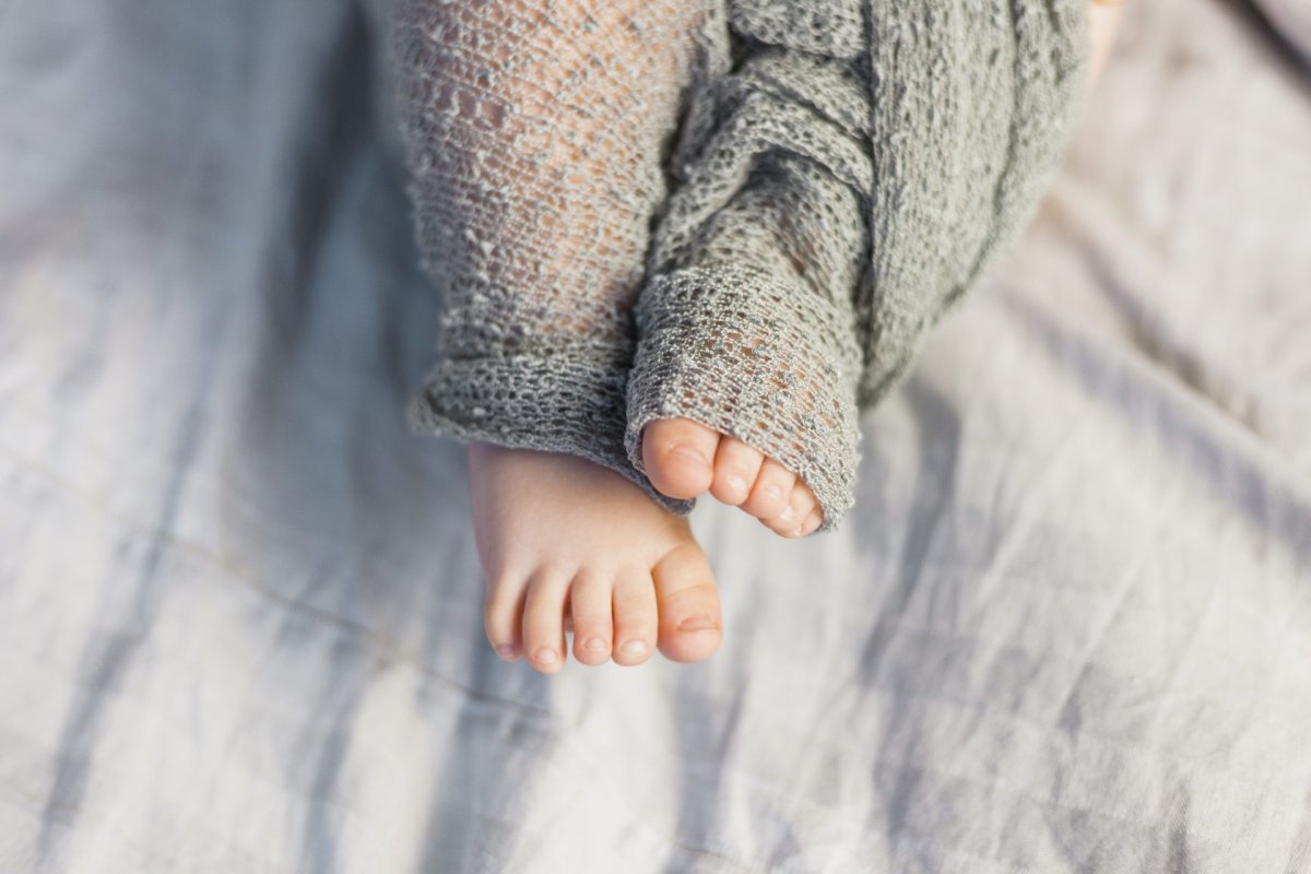 Ручка ребенка и мамы в роддоме