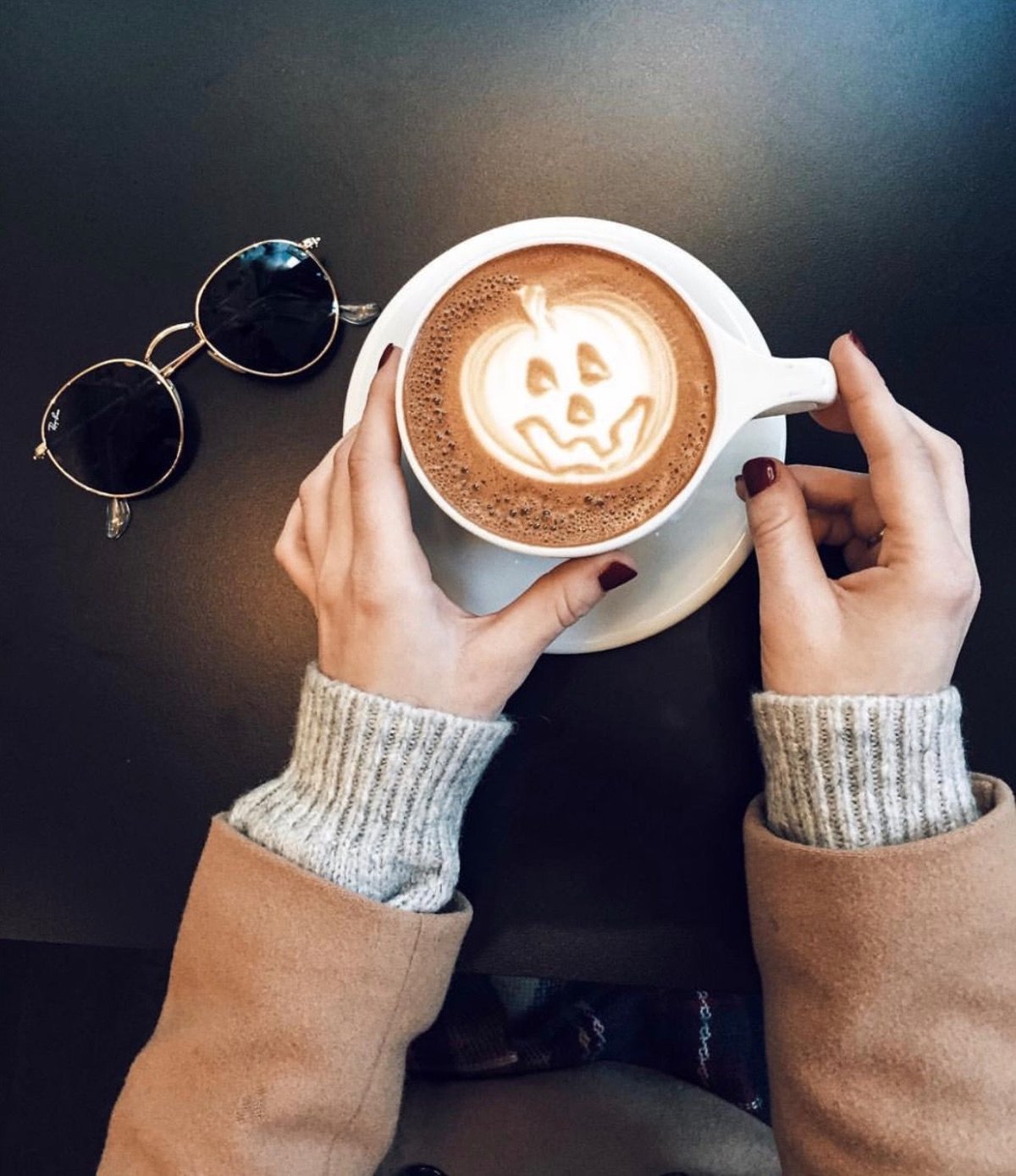 Чашка кофе в руках