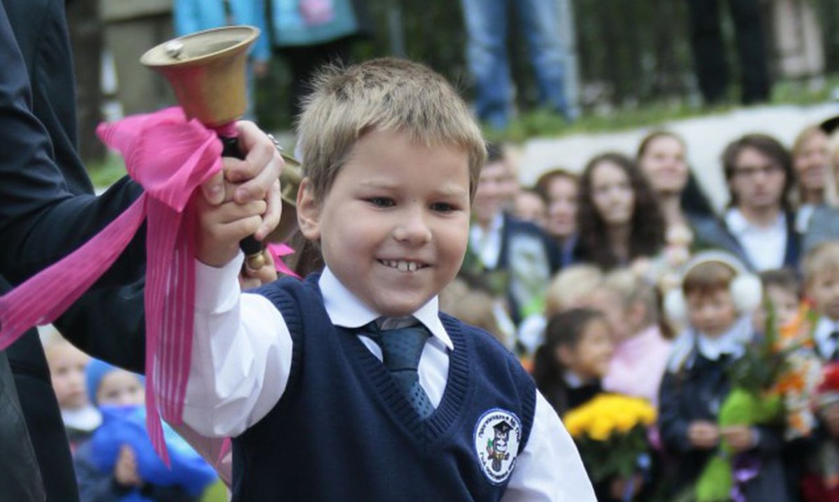 Школьники на линейке