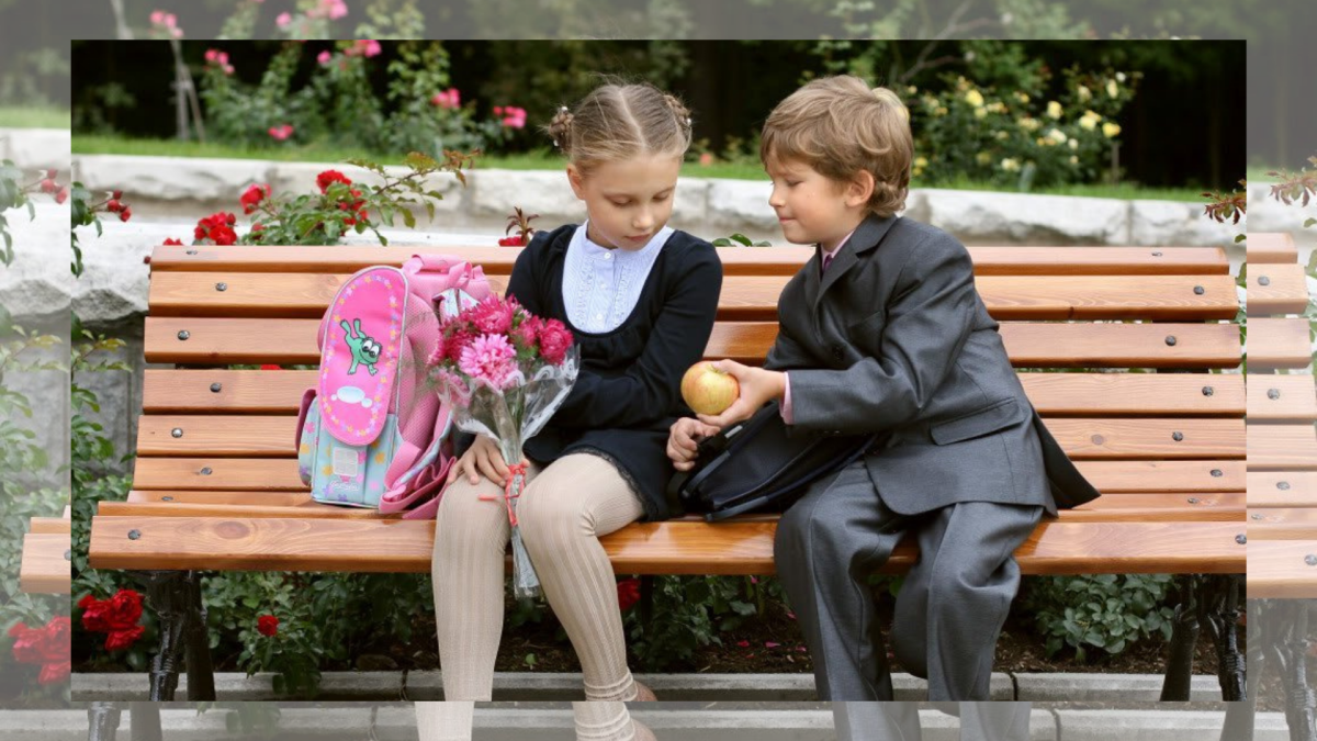 Дети на скамейке