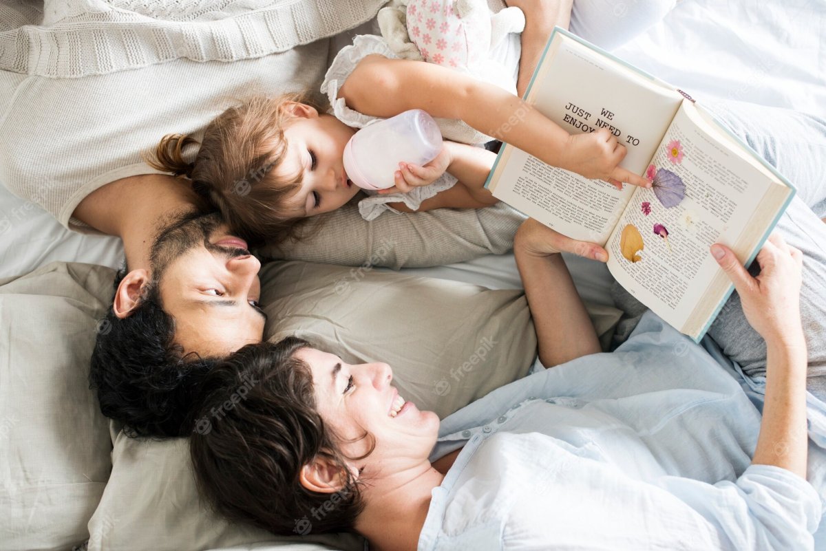 Семейное фото с книгой идеи