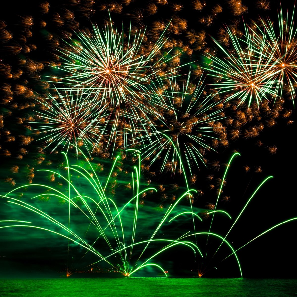 Поздравляем салют