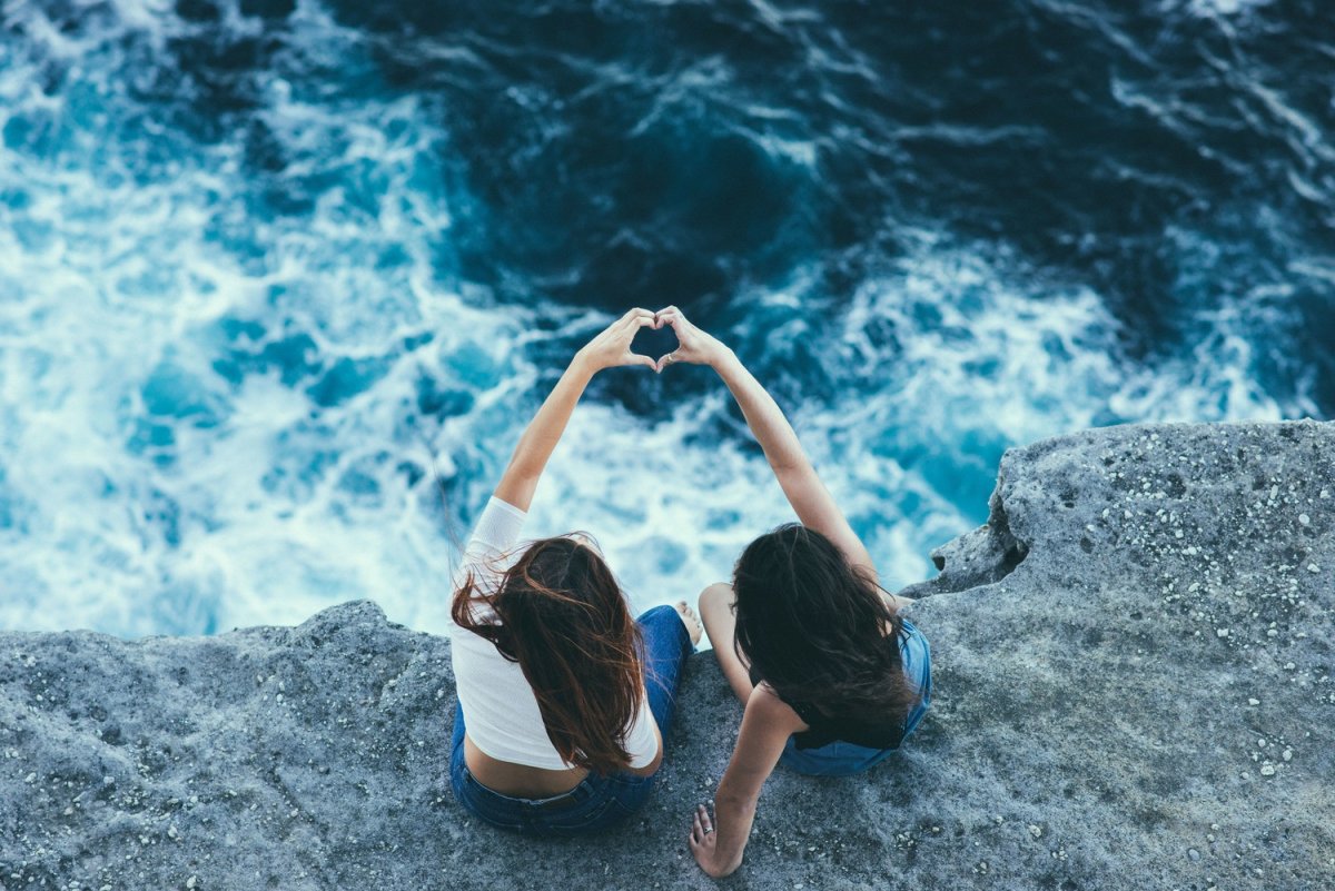 Две девушки на фоне океана
