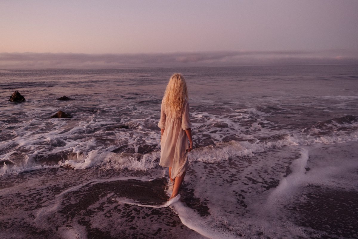 Девушка на берегу моря