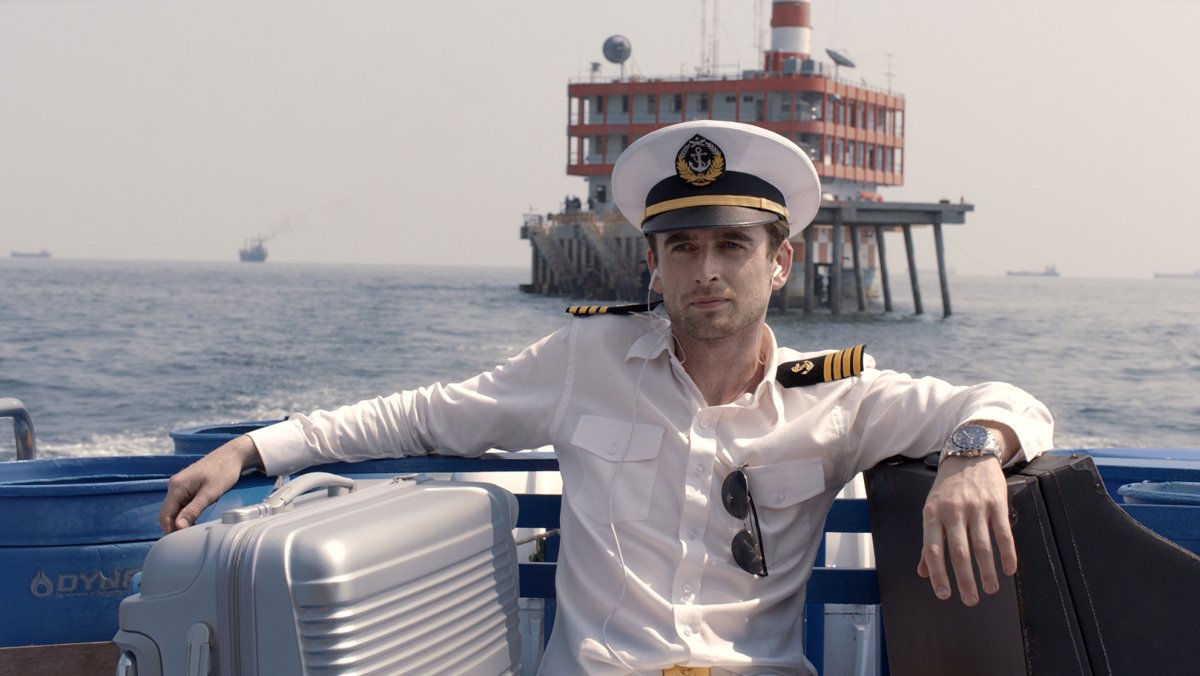 Человек за штурвалом яхты