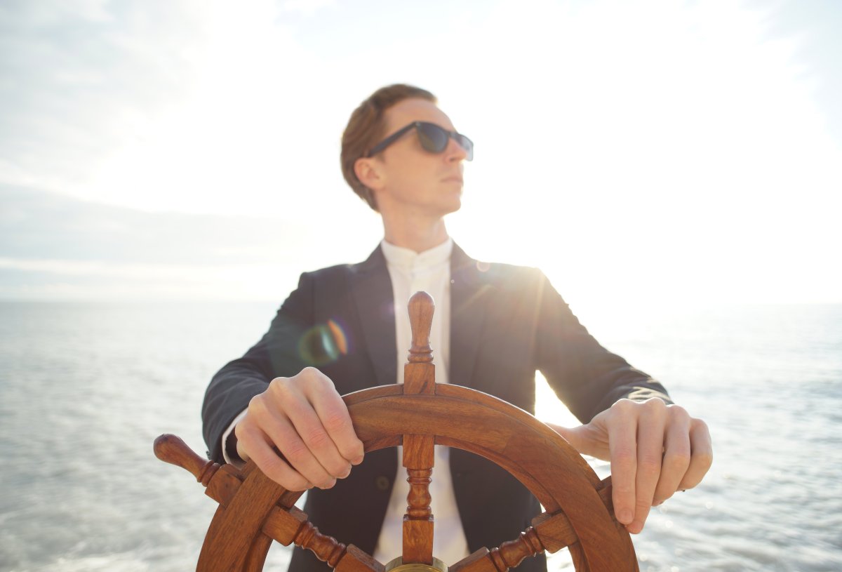 Девушка и парень на корабле