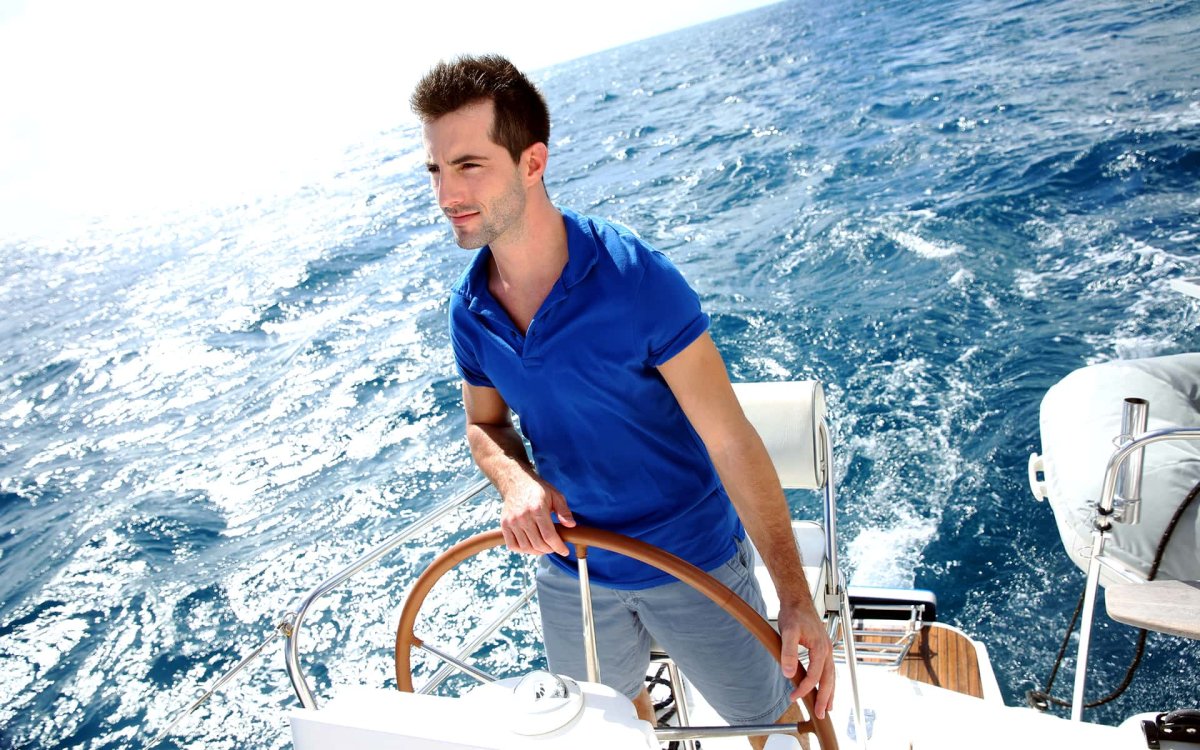 Капитан с биноклем