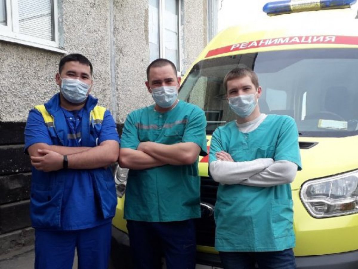 Медсестра брюнетка