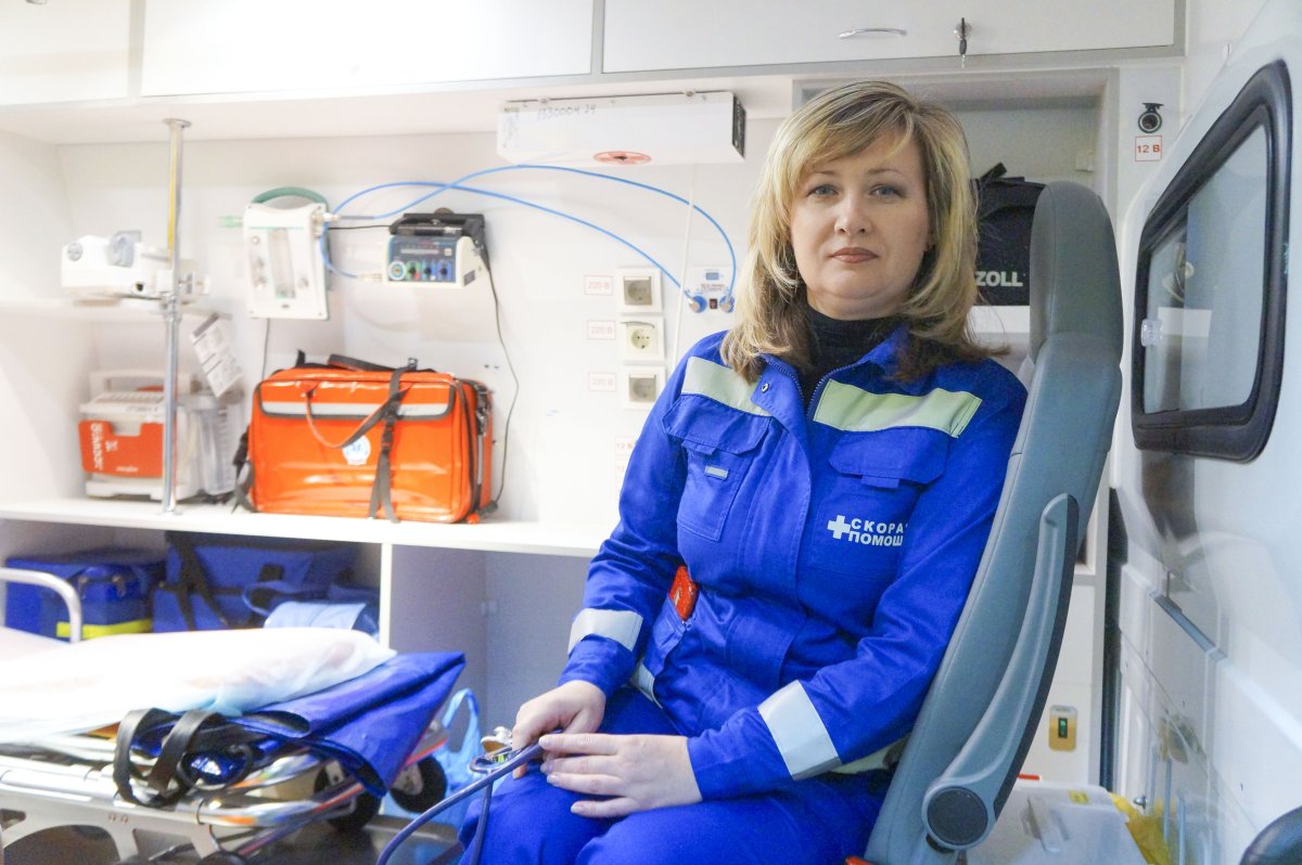 Девушка на скорой брюнетка