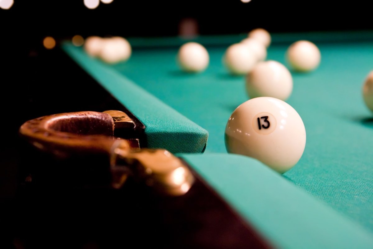 Шары на бильярдном столе