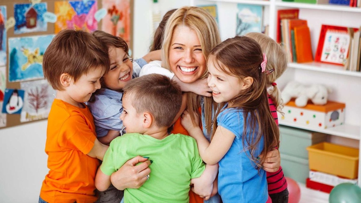 Воспитатель с детьми