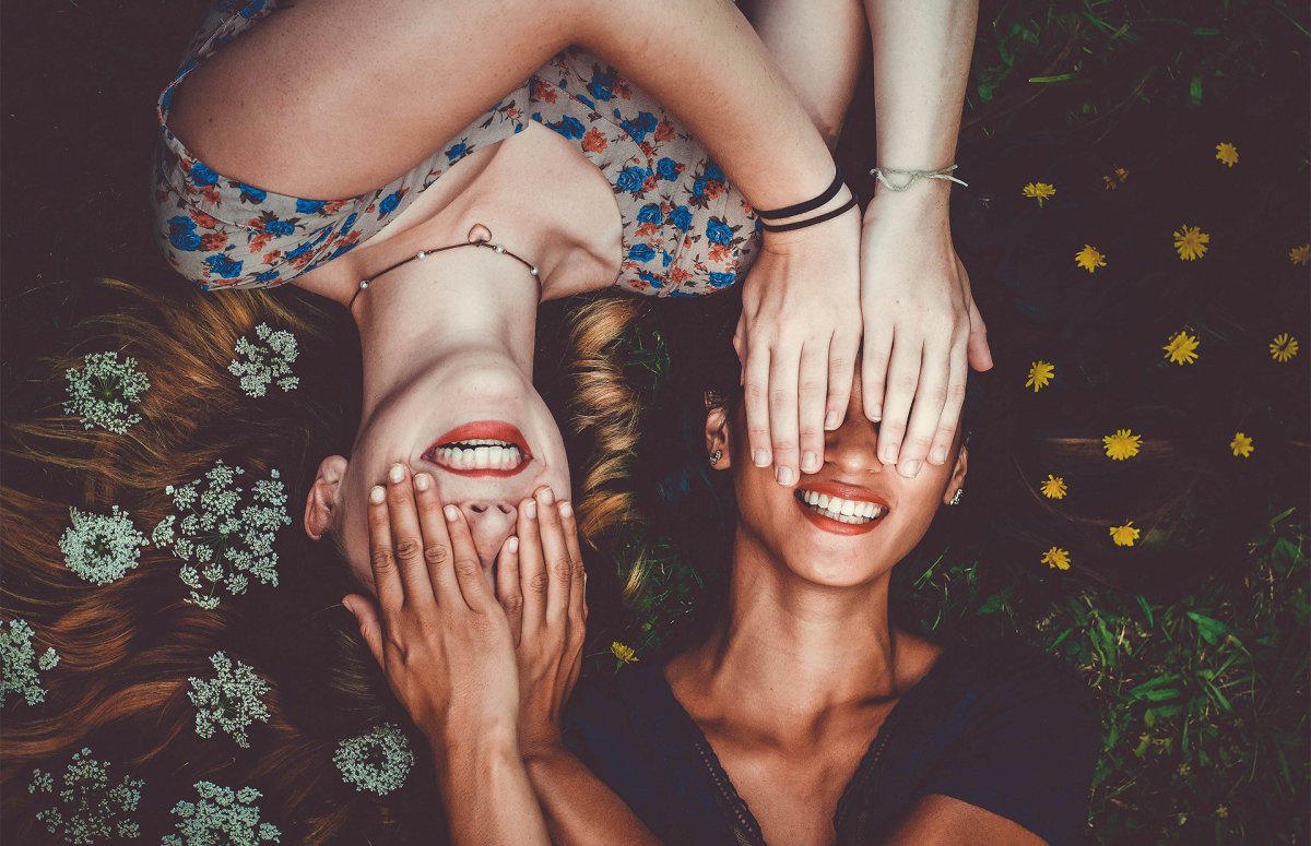 Девушка улыбается Эстетика