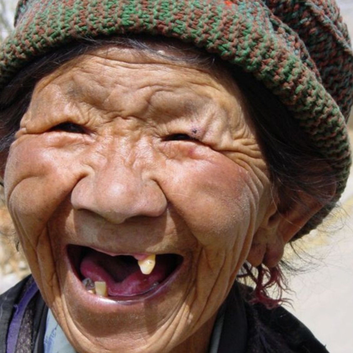 Человек с большой улыбкой