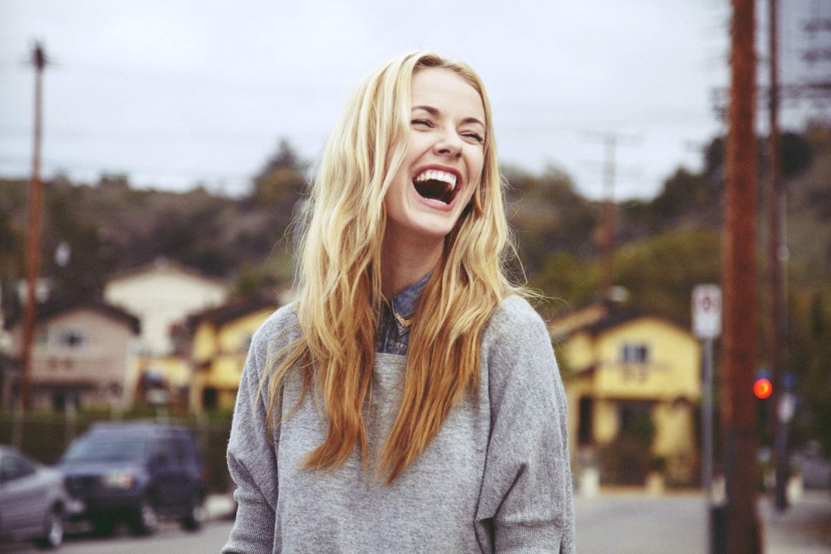 Девушка смеется