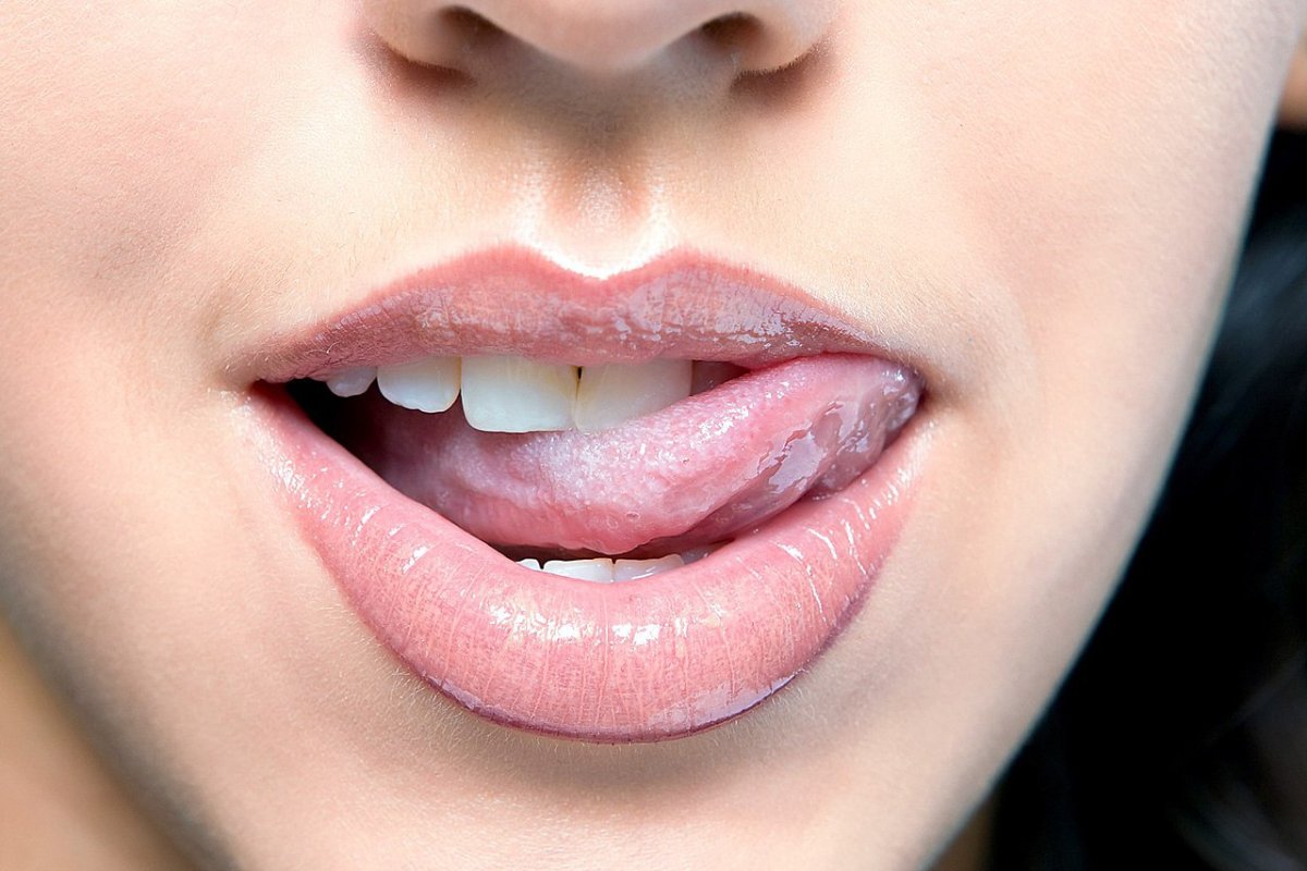 Губы с язычком