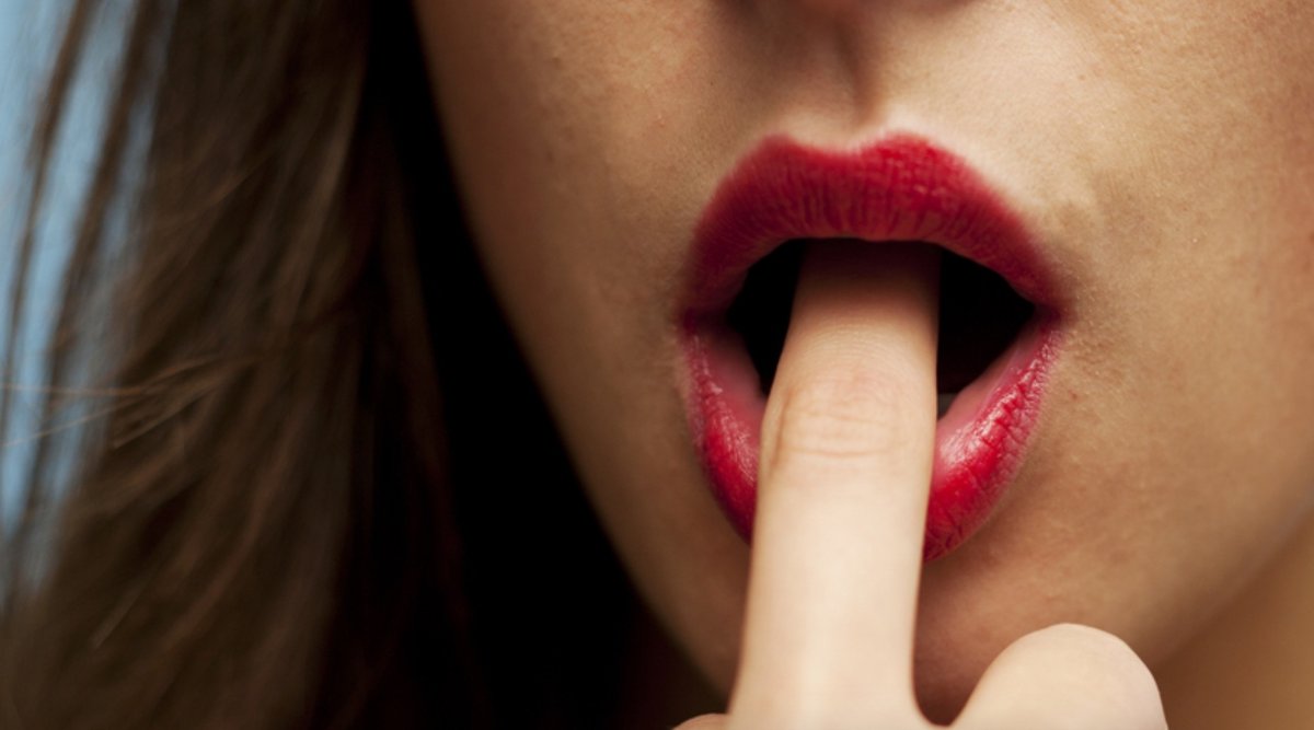 Девушка облизывается
