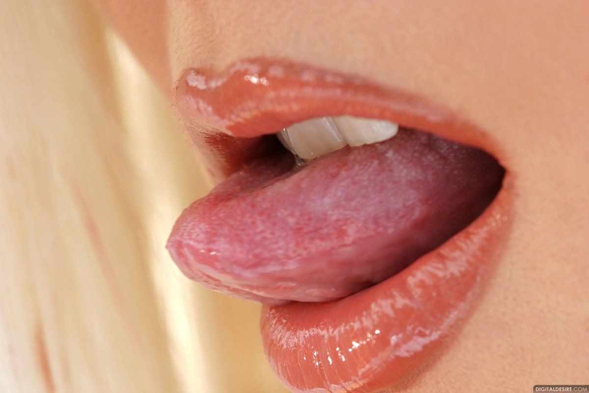 Красивый женский язык