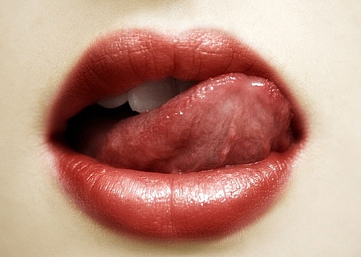 Облизывает губы