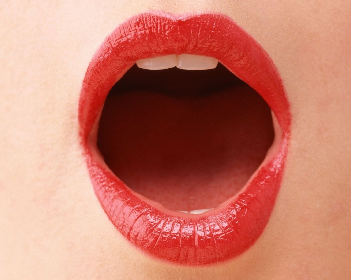 Женские губы с языком