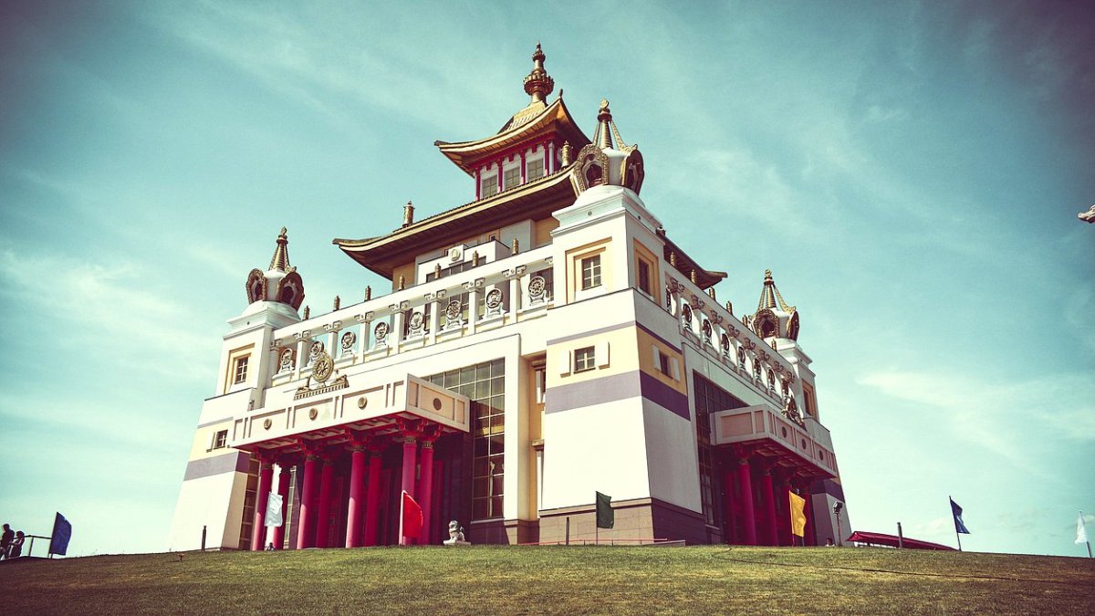 Золотые ворота Алтн Босх в Элисте Калмыкия