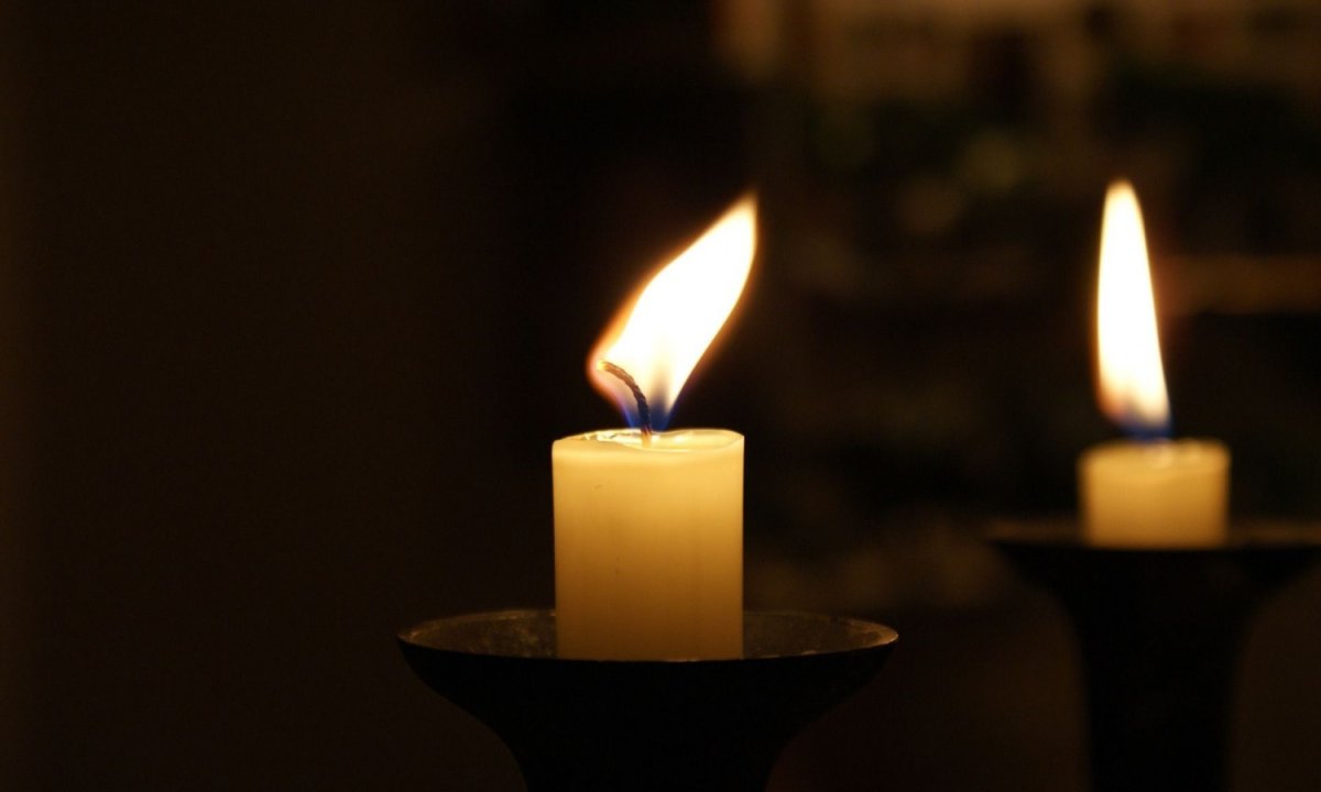 Свеча на столе