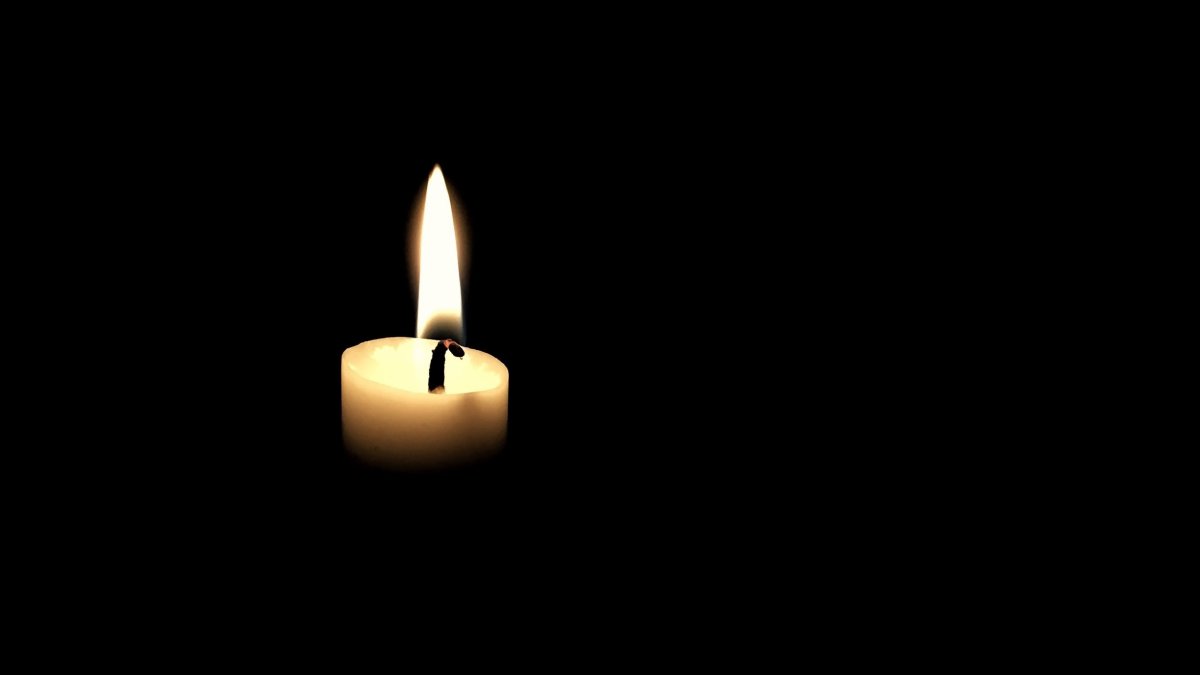 Свеча на темном фоне