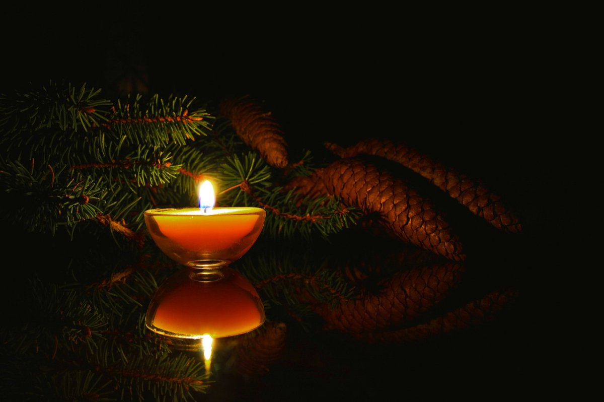 Горящая свеча Новогодняя