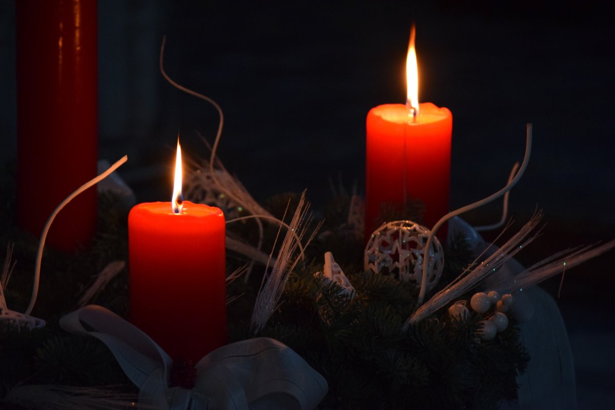 Красная горящая свеча