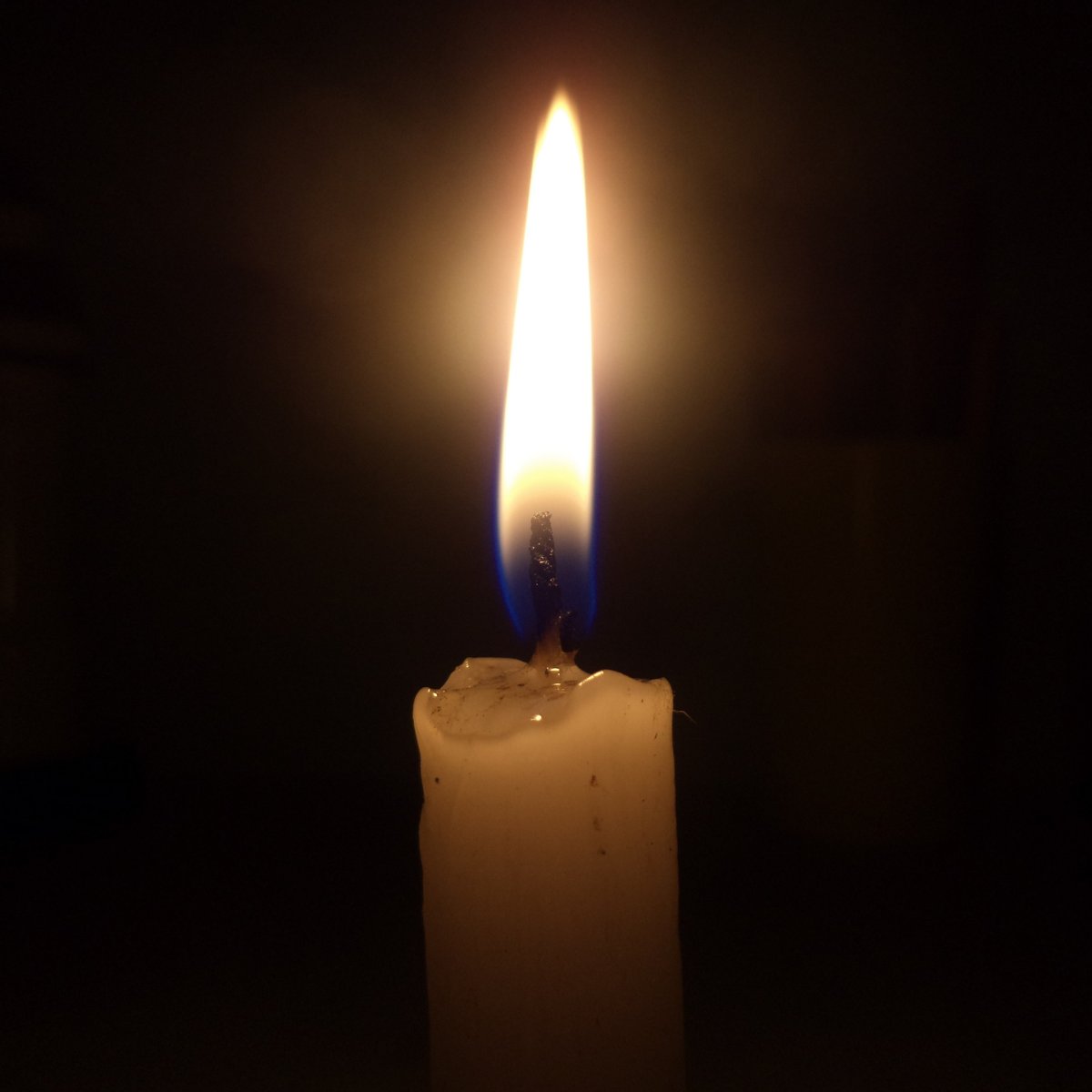 Горящая свеча в темноте