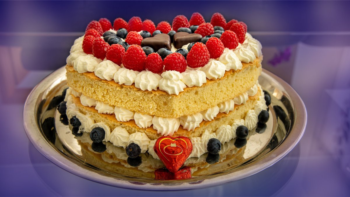 Бисквитный торт с конфетами