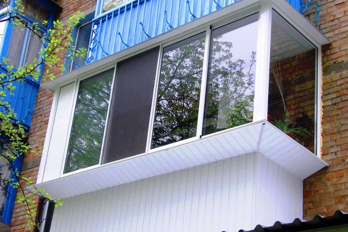 Черный балкон снаружи