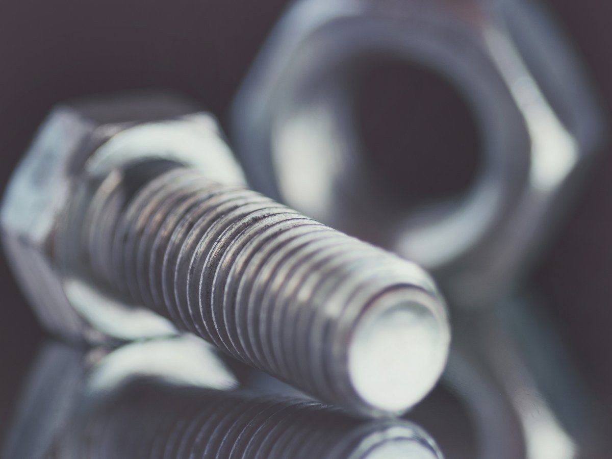 Огромный болт