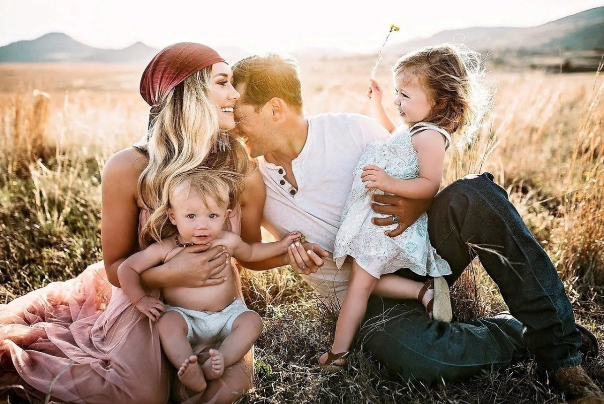 Руки мама папа и малыш