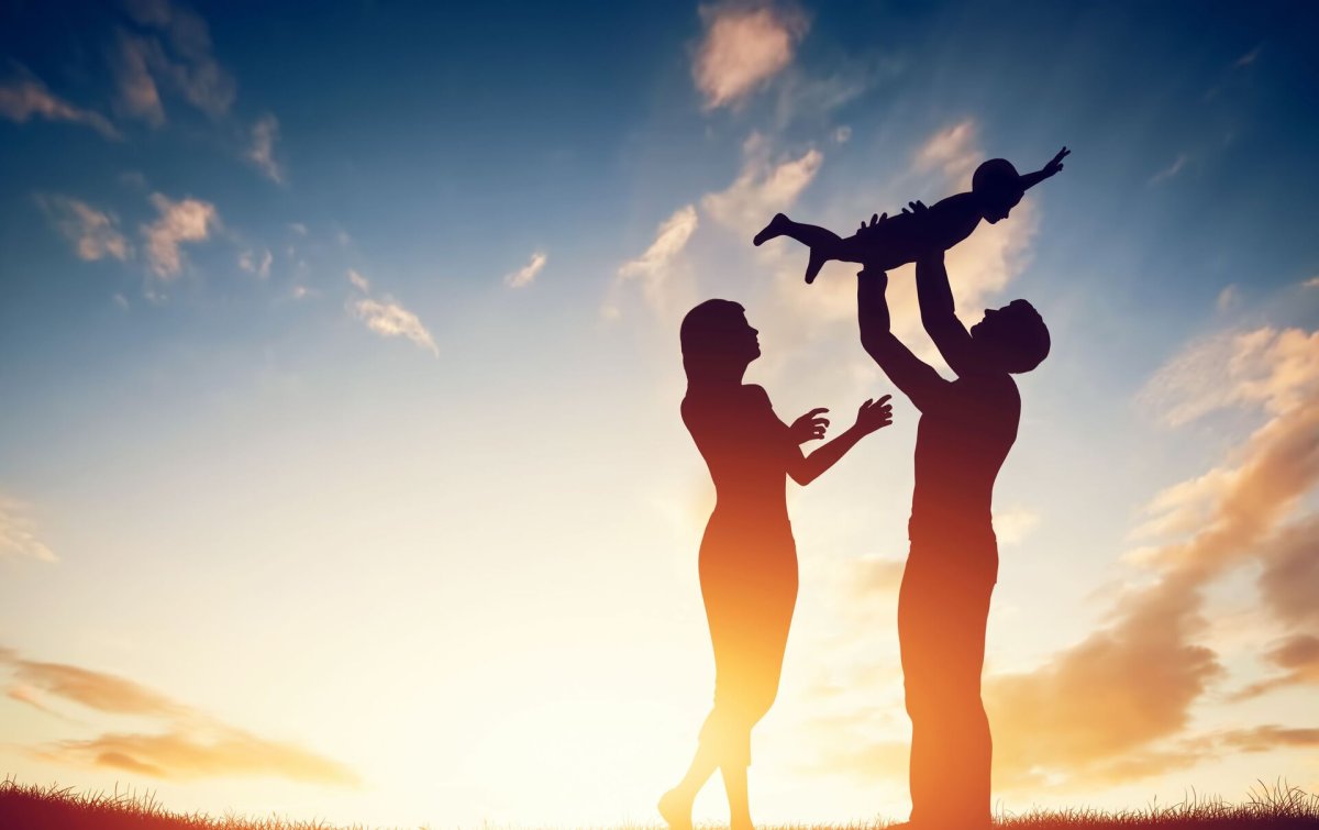 Счастливая семья на закате