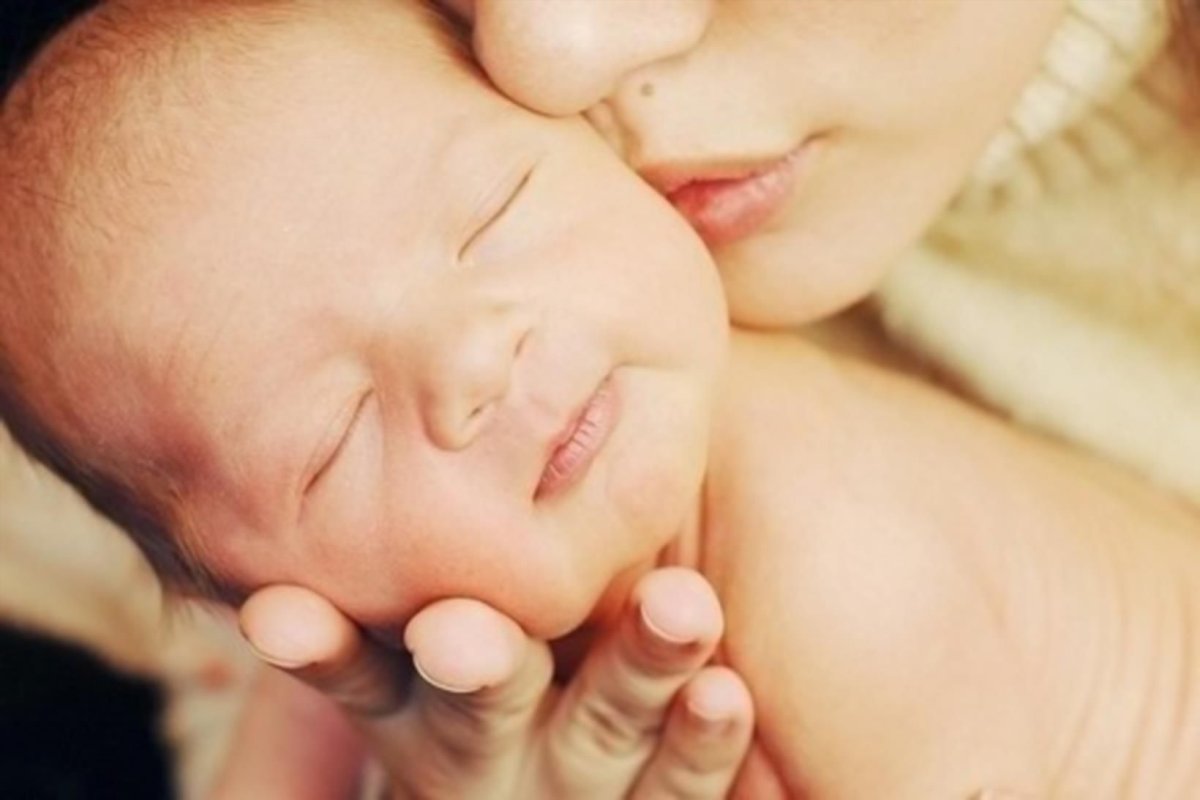 Мама с младенцем на руках счастье