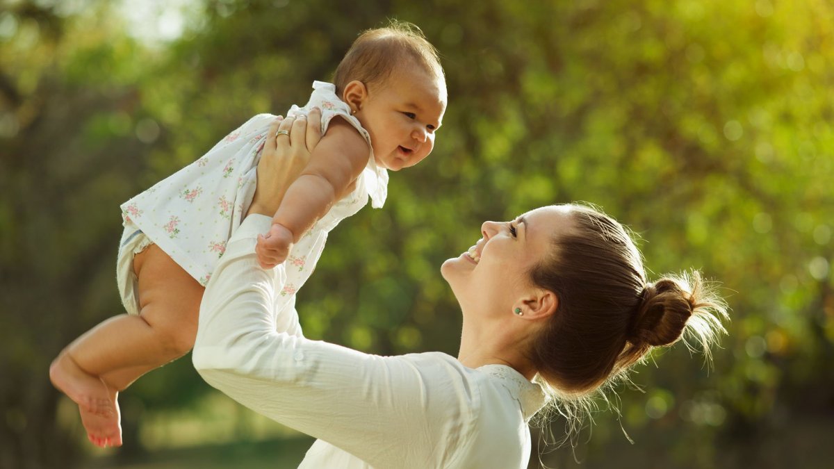 Ребенок на руках