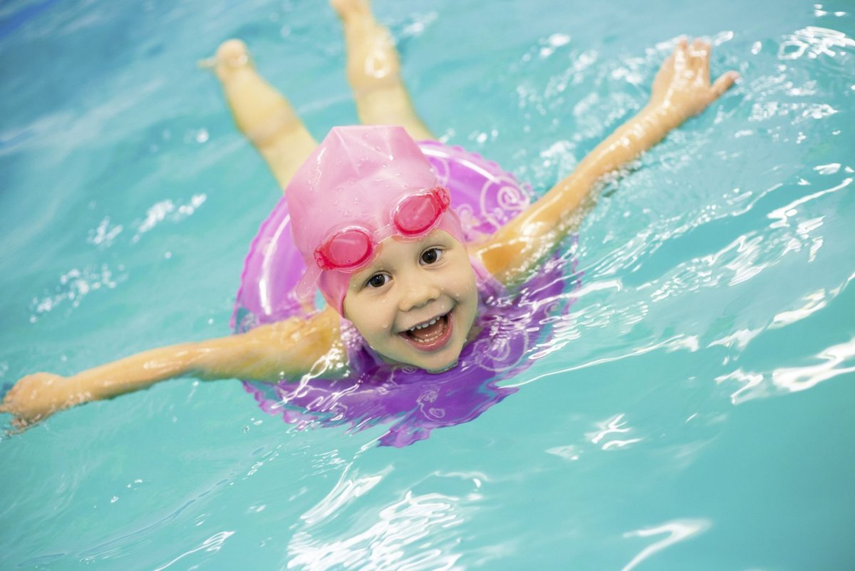 Девушка в бассейне расслабляется