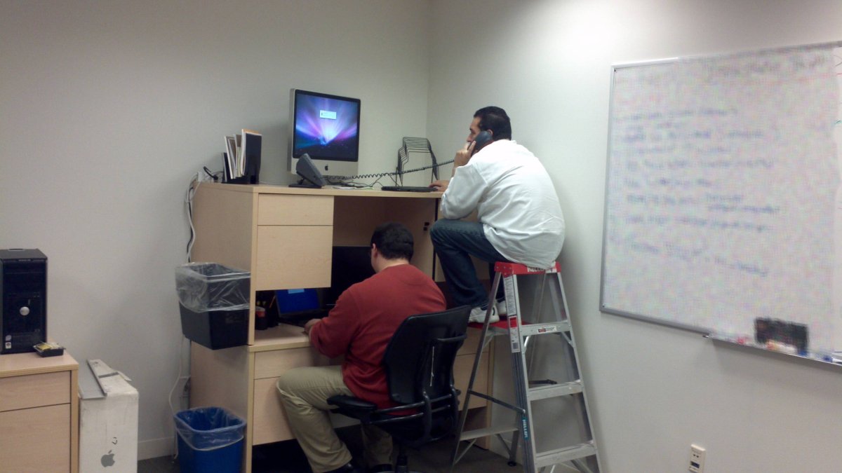 Двухэтажное рабочее место в офисе