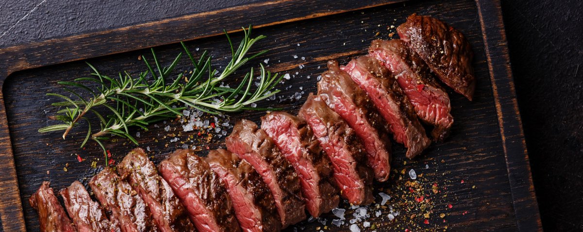 Жареное мясо на черном фоне